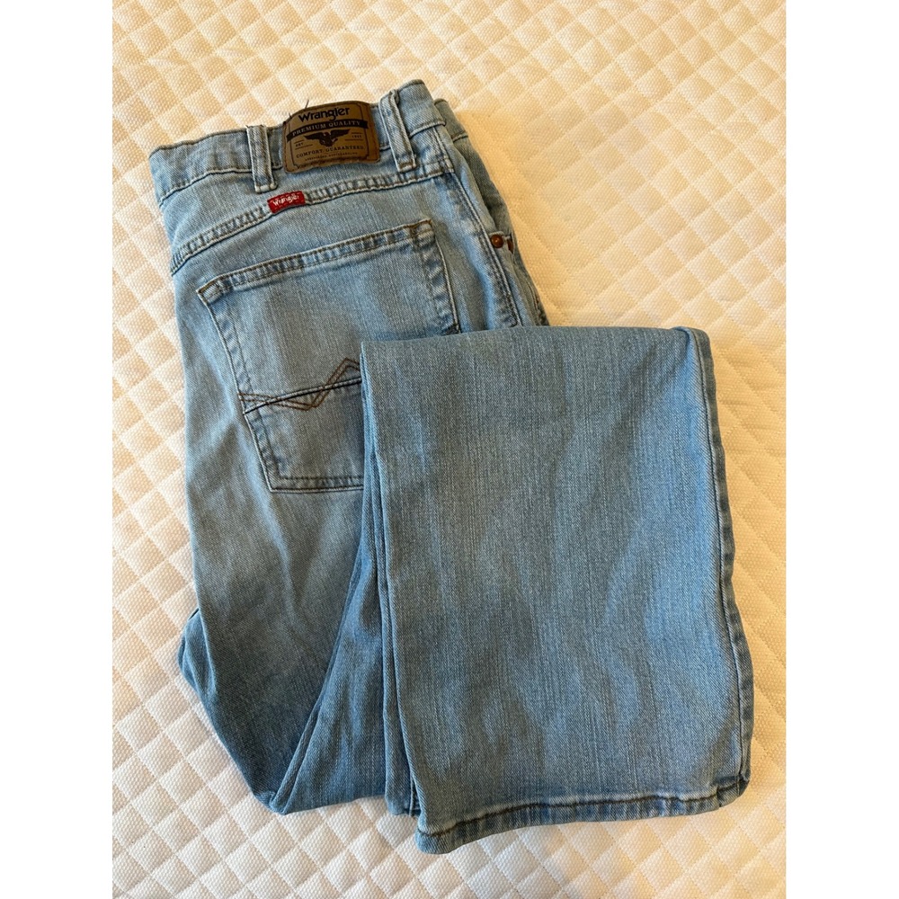 Wrangler Mens Relaxed Boot Jeans Light Wash 34x32 western classic
